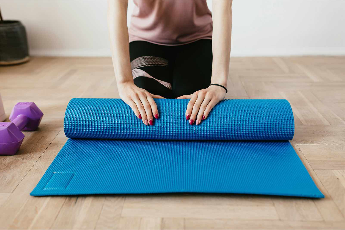 Frau trainiert im Pilates-Studio auf Matte mit ruhiger Atmung